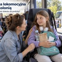 Rodzic przygotowuje dziecko do podróży autokarem na kolonie
